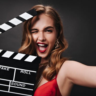 Žena s filmovou klapkou